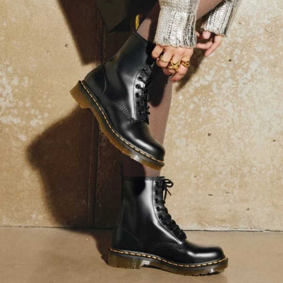Dr. Martens WOMEN'S SMOOTH LEATHER LACE UP BOOTS size 8 - Picture 1 of 11